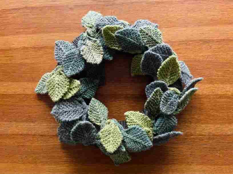 Woodland Wreath
by Frankie Brown

直径約25cm(だったかな？)の発泡スチロール製リースベースを編みくるんでモチーフをもりもり付けるリースです。
葉っぱモチーフを延々と編んでいる時は頭がおかしくなりそうでしたが最後はハイになってきて楽しく制作できました。