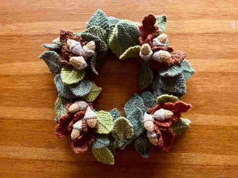 Woodland Wreath
by Frankie Brown

直径約25cm(だったかな？)の発泡スチロール製リースベースを編みくるんでモチーフをもりもり付けるリースです。
葉っぱモチーフを延々と編んでいる時は頭がおかしくなりそうでしたが最後はハイになってきて楽しく制作できました。