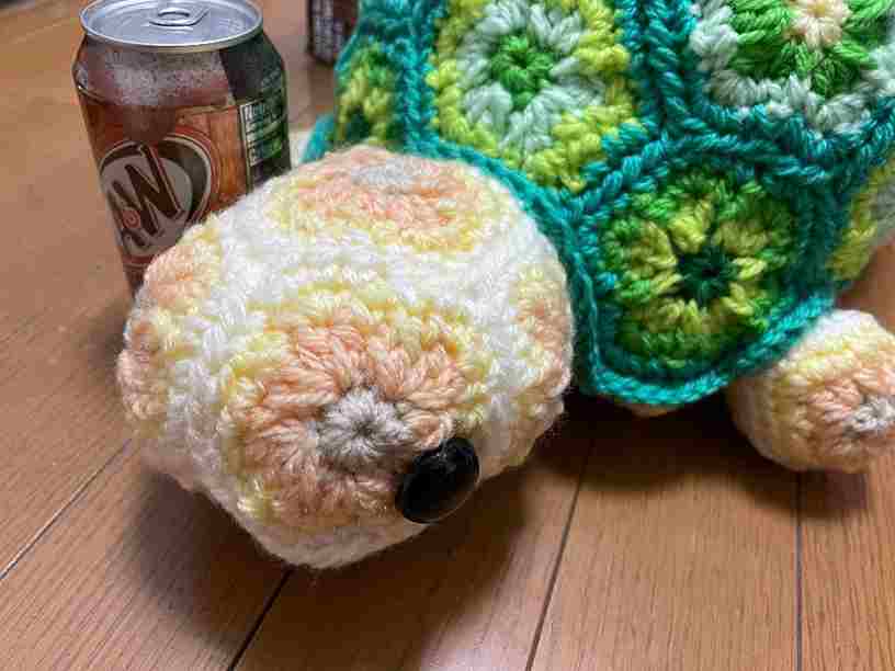 ハマナカあむゆーずさんのかめちゃんです。ユザワヤで見本を見た息子にせがまれ、2021年のクリスマスプレゼントとして編みました。