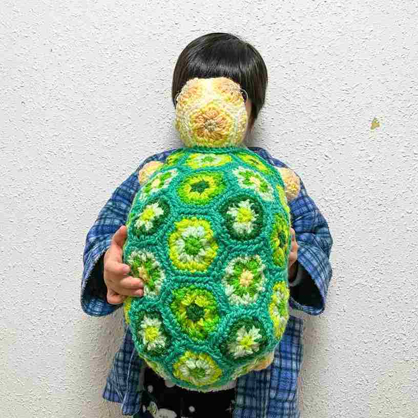 ハマナカあむゆーずさんのかめちゃんです。ユザワヤで見本を見た息子にせがまれ、2021年のクリスマスプレゼントとして編みました。