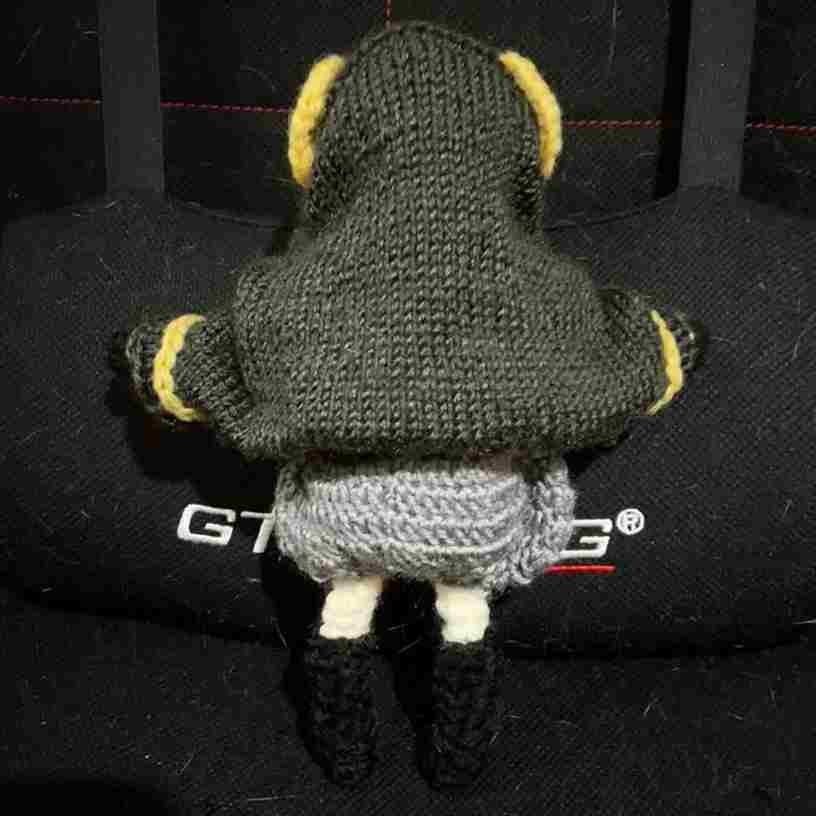 友人のオリジナルキャラクターを許可を得て立体化したあみぐるみです。