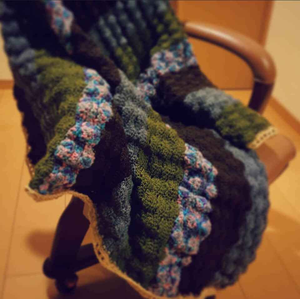 ブランケット。豪州訪問中、伴侶へのプレゼントとして作った。アルパカ毛とかで気持ちがよい。現在も使用している。