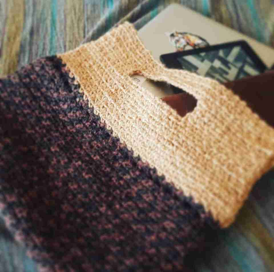 バイカラーPC入れ。
裏布つけないと、この類の糸はカシカシしてるしヘタるので実際使わんなと思った。実際全然使ってない。見た目はかわいい。