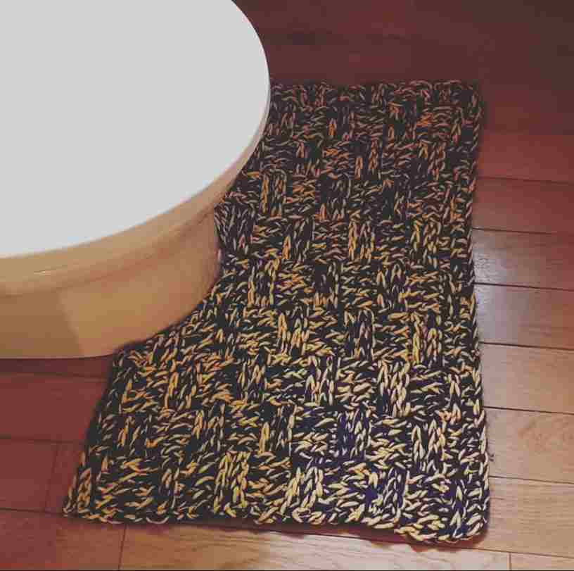 トイレマット。歯で入院中に作った。図らずしも猛虎カラー。