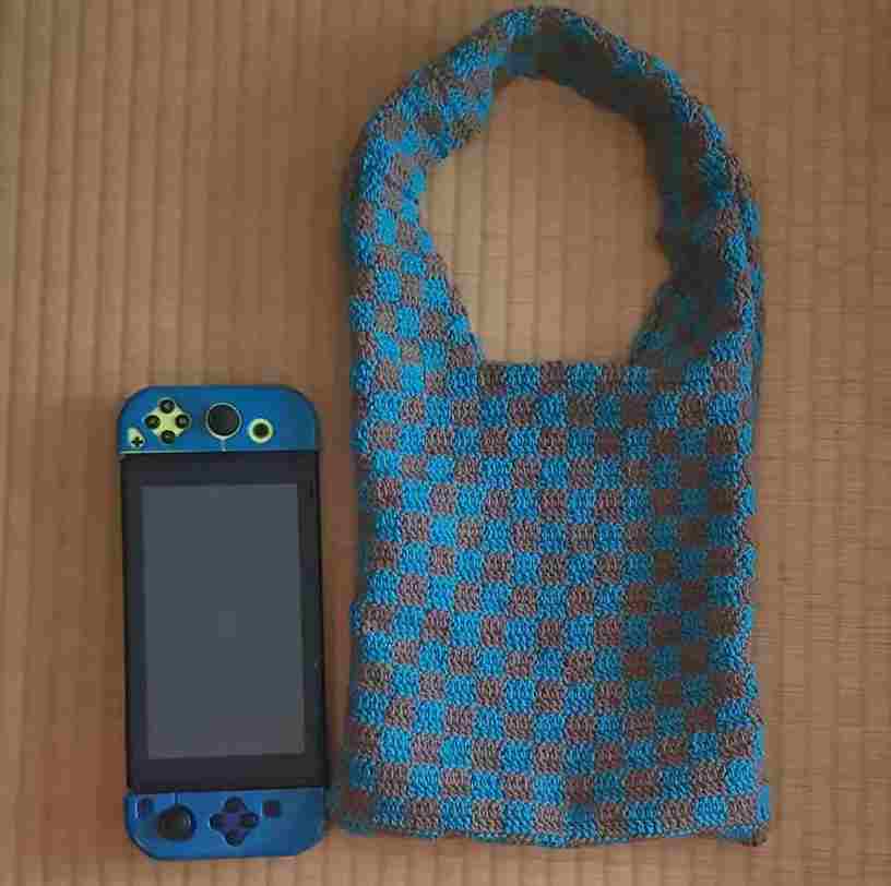 ちっちゃいバッグ。かなり使ってるせいか、持ち手とか合わせてる部分ボロボロになってきた。直した方がいい。