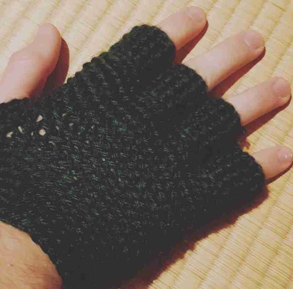指先出てるグローブ。伴侶に作った。サイズ調整しつつ、結構やり直した。よく使ってくれているので嬉しい。