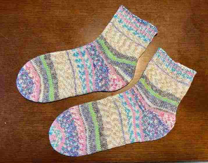 段染めのソックヤーンが大好きで、たくさん買ってしまったので靴下を編んでみました。