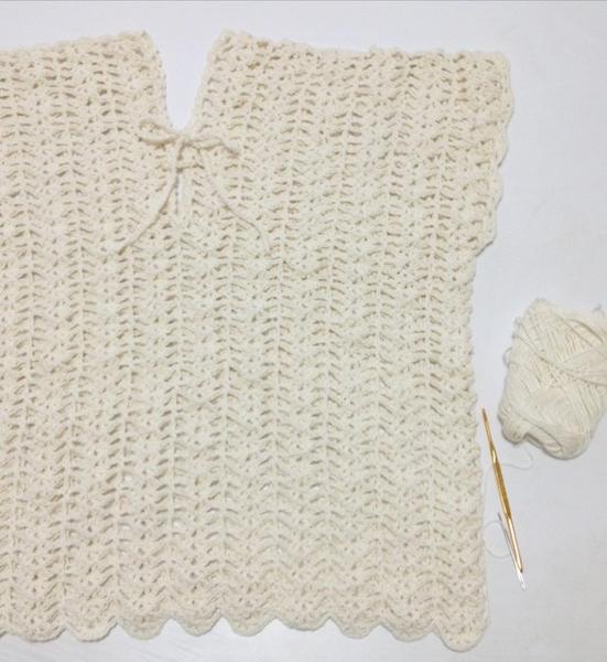 かぎ針、毛糸ピエロ販売促進用編み図のプルオーバー の模様数を変えて編みました。真っ直ぐ編んで仕立てるのでとても簡単です。胸元は共鎖の紐を通しているだけなので好みの様子に出来ます。コットンで編むのが初めてなので、練習用に編みました。