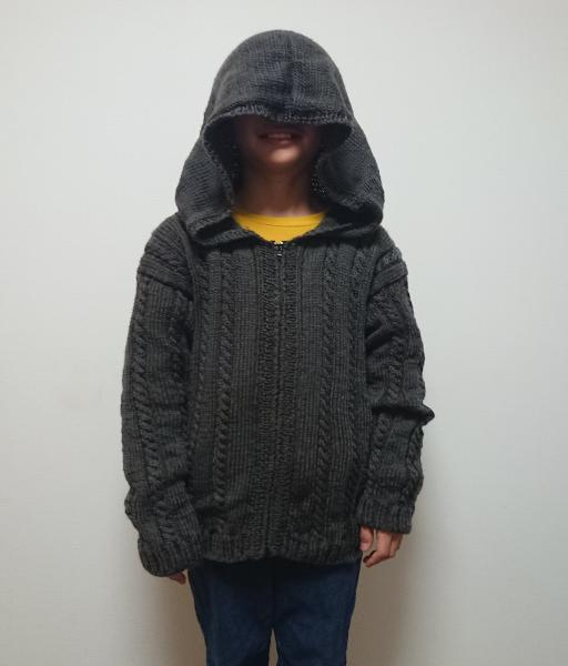 アラン模様のジップアップパーカー
息子用に編みましたが、かなり緩めに編んでしまいダボダボです。