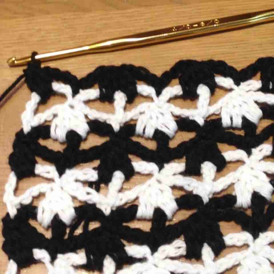 かぎ針、棒針、両方使う作品を編みたくてこちらを選びました。手編見大好き！2014年春夏号掲載作品の模様数や前後身頃差、袖丈など自分サイズにアレンジしています。コットン糸で編んでも柔らかくて着やすいプルオーバー です。糸はユザワヤのコットンポップの白と黒です。