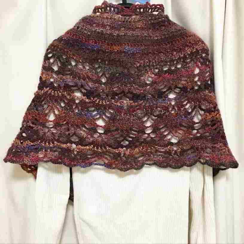 かぎ針、使い勝手の良いように、落ち着いた色の糸でちょっと羽織るのに使える形にしました。オーバースカートとケープとして使えます。いくつかのオリジナル模様で編んでいます。パイナップル模様は分散しています。