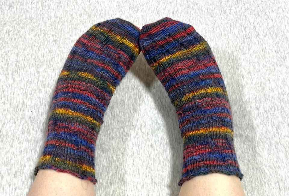 スパイラルソックスを編みました。ひたすらゴム編みをするだけなので、本当にこれで靴下になるの？と思いましたがちゃんとフィットしました！