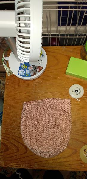 【ハート模様の巾着】

前回、オリムパスのサイトからダウンロードした編み図で、ペットボトル入れを編みました。

今回は、同じデザインで巾着を編みました。😊

使ったレース糸は、オリムパス・エミーグランデ（ピンク）とユザワヤのマンセル（白）です。

本体と縁編みはピンクでまとめ、スレッド2本はピンク...