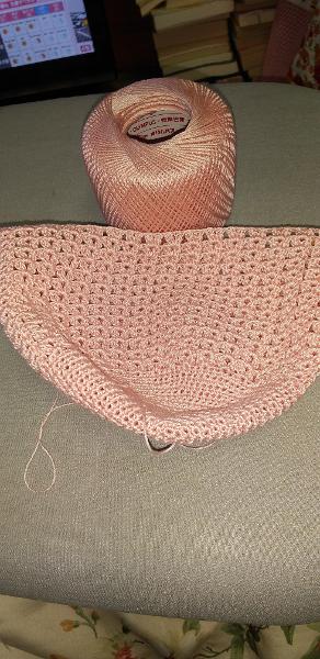 【ハート模様の巾着】

前回、オリムパスのサイトからダウンロードした編み図で、ペットボトル入れを編みました。

今回は、同じデザインで巾着を編みました。😊

使ったレース糸は、オリムパス・エミーグランデ（ピンク）とユザワヤのマンセル（白）です。

本体と縁編みはピンクでまとめ、スレッド2本はピンク...