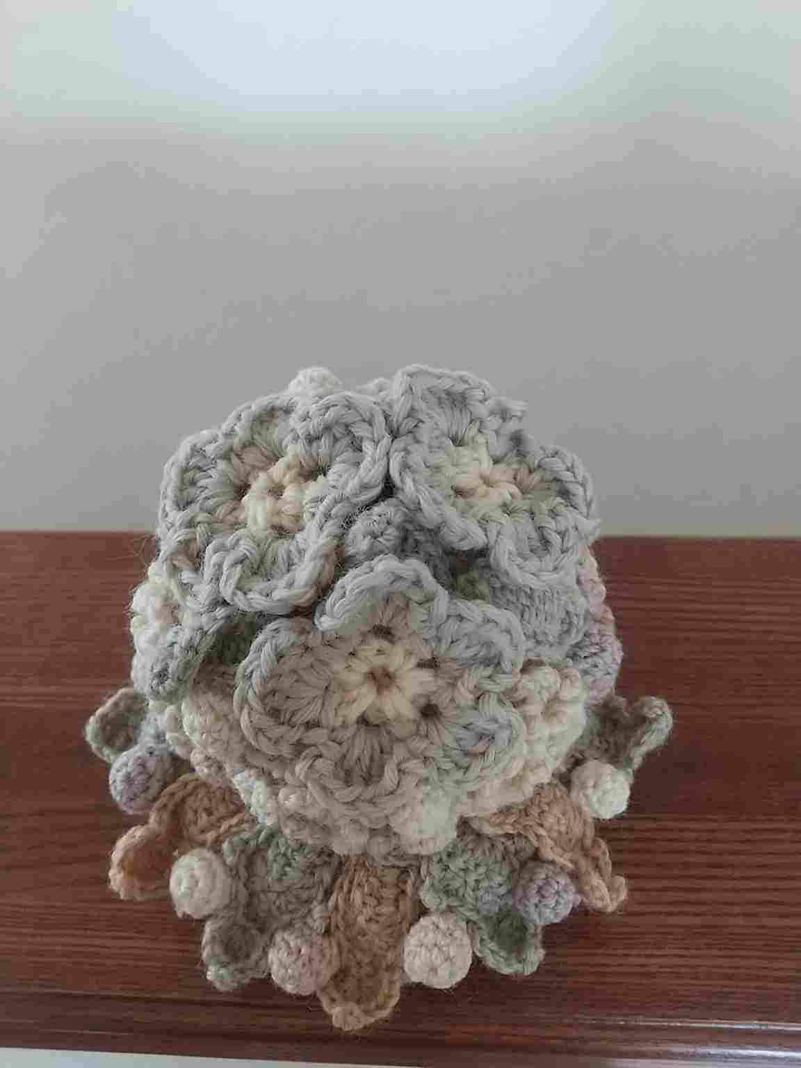 花輪(置物)
コーヒー、キウイ、小豆、アボカド、タンポポ、リンゴの皮、玉葱、みかん、黒豆、茗荷、紅茶などで染めた毛糸で編みました。
球体なので、好きな花で飾ることが出来ます。