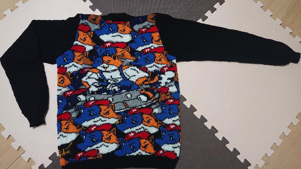 フォートナイトというゲームに登場するニャッスルUFOをカーディガンにしました。背中中央を中心に脇下から前身ごろへ繋がっています。