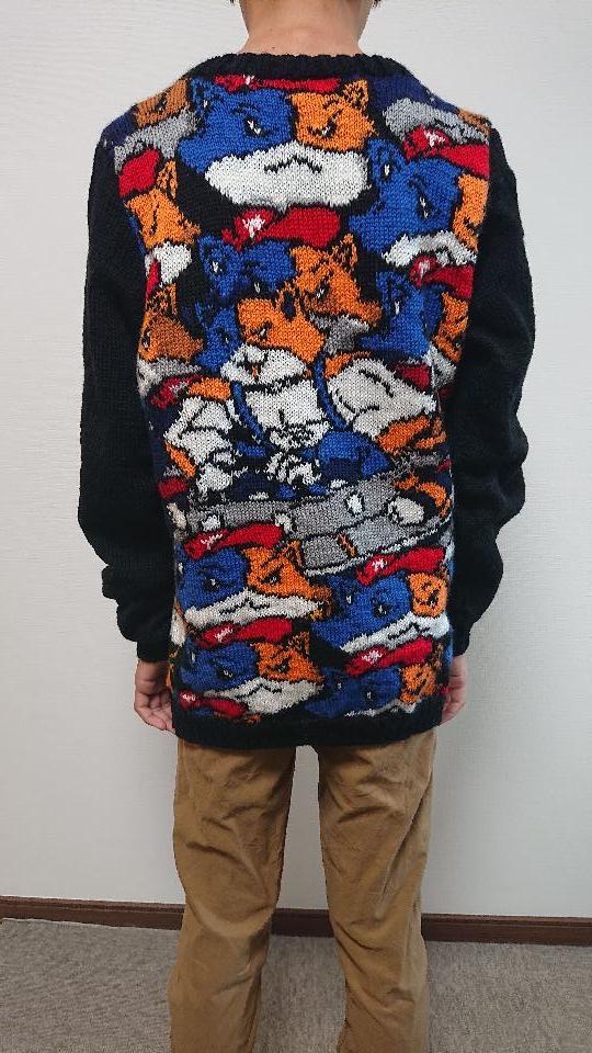 フォートナイトというゲームに登場するニャッスルUFOをカーディガンにしました。背中中央を中心に脇下から前身ごろへ繋がっています。