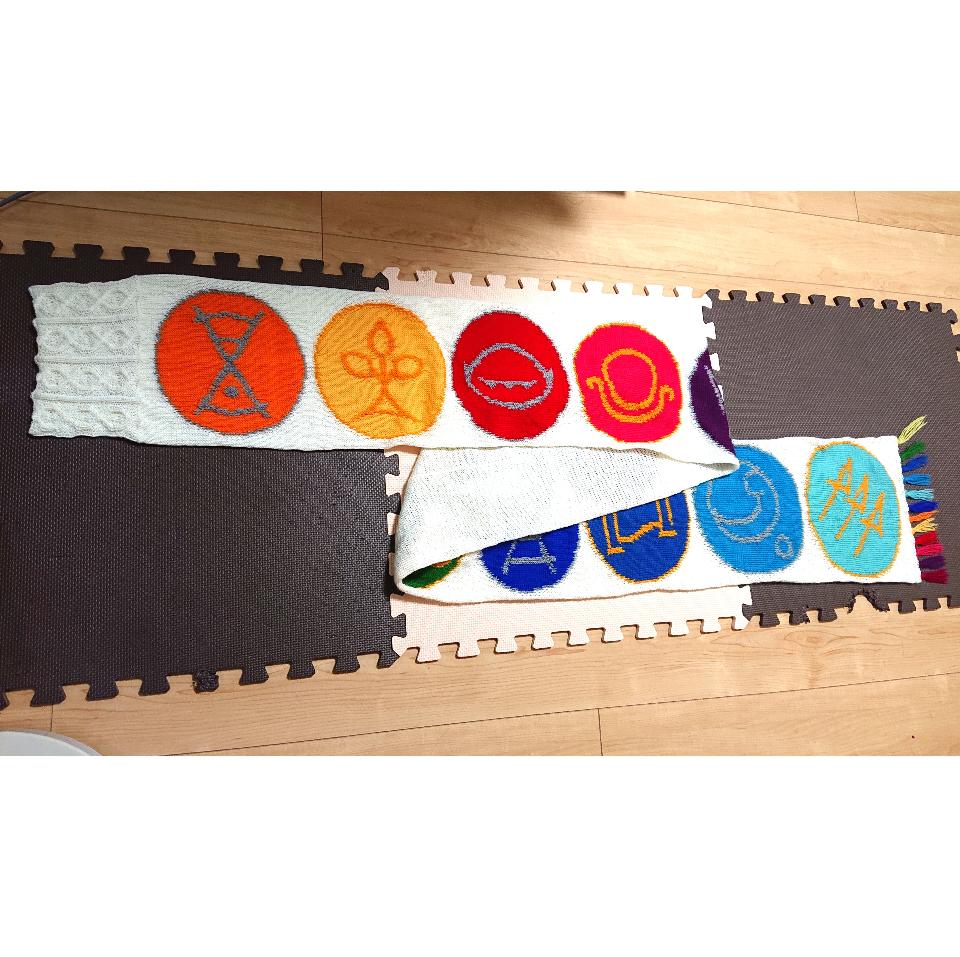 エオルゼア十二神マフラー
FINAL FANTASY XIVに登場する「エオルゼア十二神」のマークを並べたマフラーです。
2024年1月に行われたファンフェスティバルに合わせて約2週間で編みました。
裏側が見えないように筒状に編んでいます。