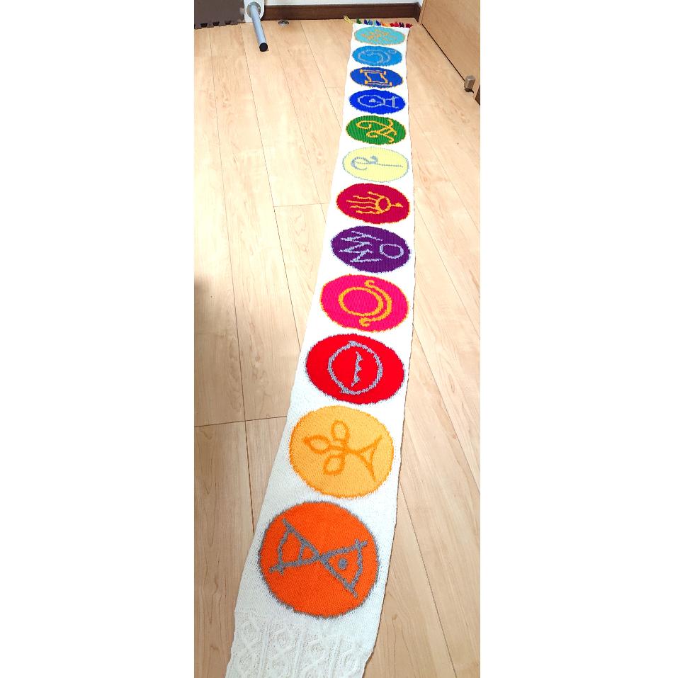 エオルゼア十二神マフラー
FINAL FANTASY XIVに登場する「エオルゼア十二神」のマークを並べたマフラーです。
2024年1月に行われたファンフェスティバルに合わせて約2週間で編みました。
裏側が見えないように筒状に編んでいます。