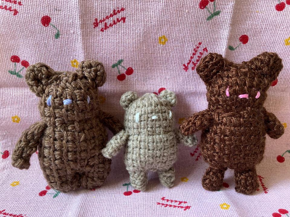 アフガン編みのくまさんです🐻。
アフガン編みのあみぐるみは、作者さんが少なく、資料が全然なくて(⌒-⌒; )
手探りで、パーツもアフガン編みに拘って制作しました(^^)