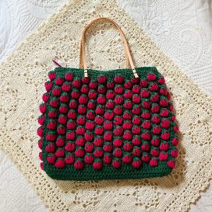 ワンダフルクロッシェからイチゴ模様のバッグ編んだ時の作品です。糸はハマナカ、アメリー。かぎ針5/0号です。