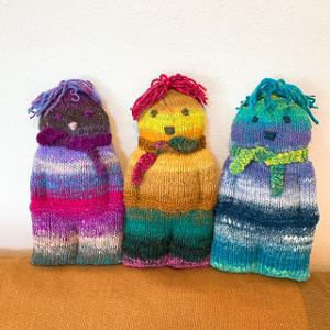 数年前に野呂くれよんで作った編み人形です。いろいろな色で編みたくなり何体も作りました！表情が素朴で癒されます。