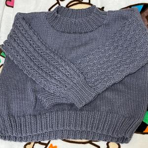 ニットマルシェvol27のアシメ袖のプルオーバー。見た目が好みで着たくて編みました！