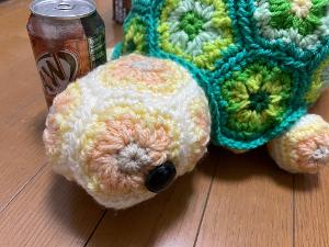 ハマナカあむゆーずさんのかめちゃんです。ユザワヤで見本を見た息子にせがまれ、2021年のクリスマスプレゼントとして編みました。