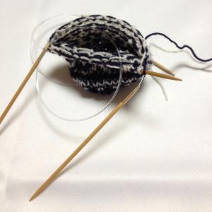 輪針2本で編む編み方の写真です。シャネル（ココ）編みと勝手に呼んでいます😆