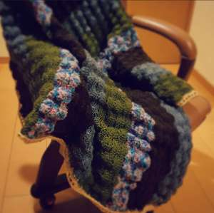 ブランケット。豪州訪問中、伴侶へのプレゼントとして作った。アルパカ毛とかで気持ちがよい。現在も使用している。