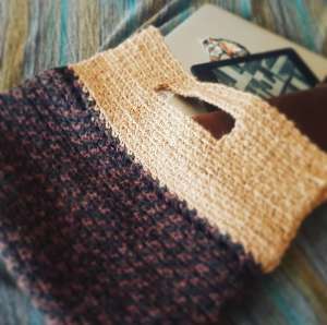 バイカラーPC入れ。
裏布つけないと、この類の糸はカシカシしてるしヘタるので実際使わんなと思った。実際全然使ってない。見た目はかわいい。