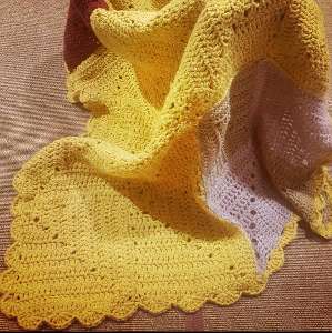 友人にプレゼントしたブランケット。ユザワヤで買った糸。ウールベースで太め。最初セーターにしたが解いてブランケットに……紫のとこいらんかったなあ。