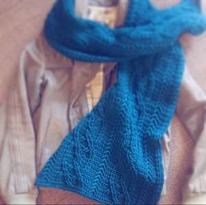 友人にプレゼントしたマフラー。糸太いのと模様編みでなんか分厚い。謎の分厚さと長さで使い辛そうだなあと思っている。