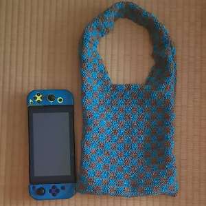 ちっちゃいバッグ。かなり使ってるせいか、持ち手とか合わせてる部分ボロボロになってきた。直した方がいい。