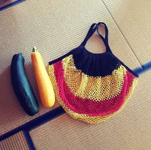 エコバッグにしようとしていたが、あまりの大きさのため断熱。今は洗濯かごがない我が家で洗濯物をいれるやつとして活躍中。