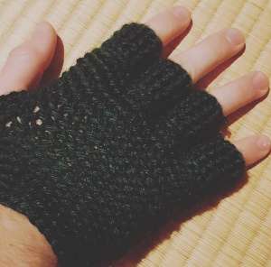 指先出てるグローブ。伴侶に作った。サイズ調整しつつ、結構やり直した。よく使ってくれているので嬉しい。