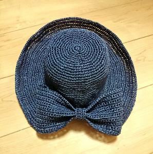 リボン付き麦わら帽子
エコアンダリヤで編みました。
ブリムから続けて編んだ部分を折り畳んでリボンにするのが楽しかったです！