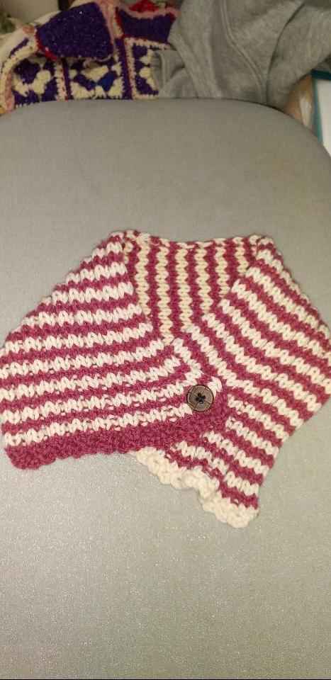 【2目ゴム編みのワンボタンマフラー】

余った毛糸を使って、9号棒針で編みました。編み終わった後、編み始めと編み終わりを9号の鉤針で縁編みを編みました。😊

