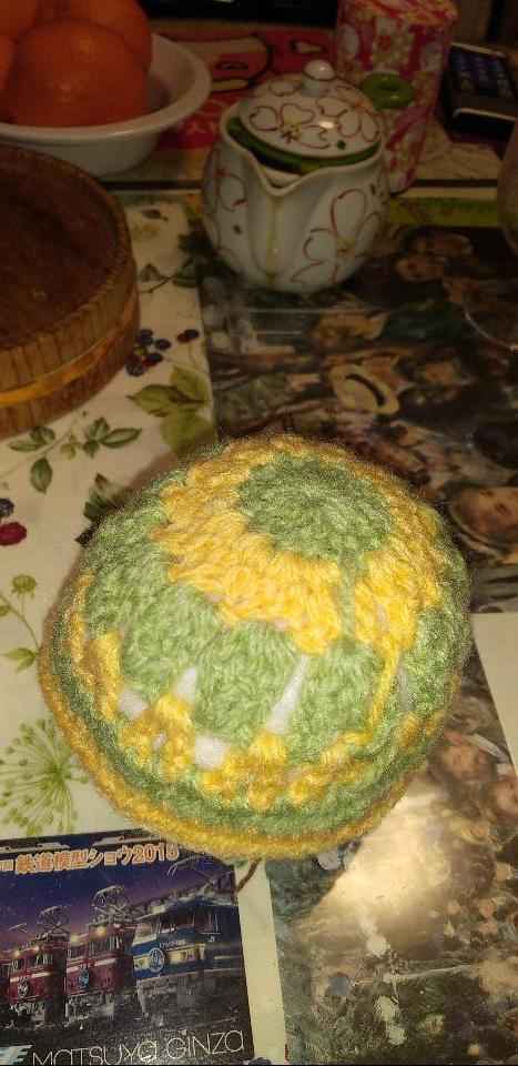 【猫用のボール】
前回、棒針で編んだ時に使っていた黄色と緑の毛糸が余りました。😊

そして、何が編めるか考えていたら、ボールを思い付きました。

1枚目は緑と黄色の配色、2枚目は中心を緑、2段目から5段目を黄色でまとめました。

2枚編んだ後、綿の量を調整しながら、細編みで閉じました。😊