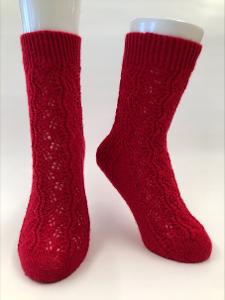 レーシーな赤い靴下が可愛くて、一気に編み上げてしまいました。
