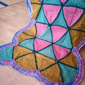 三角形ブランケットを作りたかった。
今後はちゃんと色、デザイン熟考後に毛糸を買わねばと反省。ｄも、かわいい糸や!!かお!!の興奮は捨てがたいなあ。