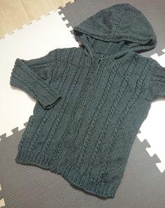 アラン模様のジップアップパーカー
息子用に編みましたが、かなり緩めに編んでしまいダボダボです。