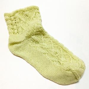 棒針、透かし模様で繊細に仕上げたくてソックヤーンを使わずに編んだ靴下です。