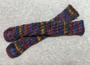 スパイラルソックスを編みました。ひたすらゴム編みをするだけなので、本当にこれで靴下になるの？と思いましたがちゃんとフィットしました！