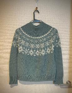 YouTubeを流し見している時にサムネで一目惚れしたセーター。編み図が海外のものだったので解読に難儀しながら編みました。久しぶりの編み込み楽しかった！