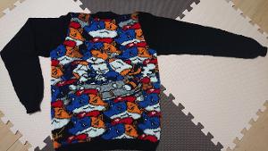 フォートナイトというゲームに登場するニャッスルUFOをカーディガンにしました。背中中央を中心に脇下から前身ごろへ繋がっています。