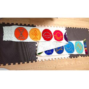 エオルゼア十二神マフラー
FINAL FANTASY XIVに登場する「エオルゼア十二神」のマークを並べたマフラーです。
2024年1月に行われたファンフェスティバルに合わせて約2週間で編みました。
裏側が見えないように...