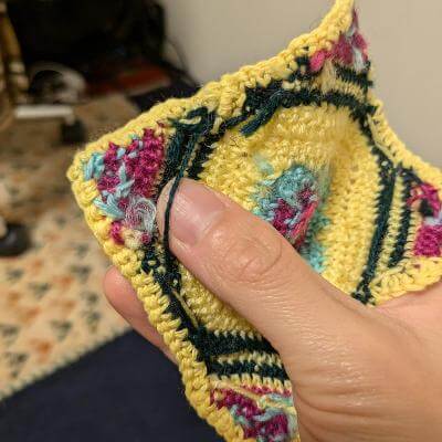 クロッシェ編み 編み込み糸の渡し方など